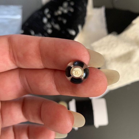 RARE Silhouette of Coco Chanel buttons and swatch - Picture 6 of 11